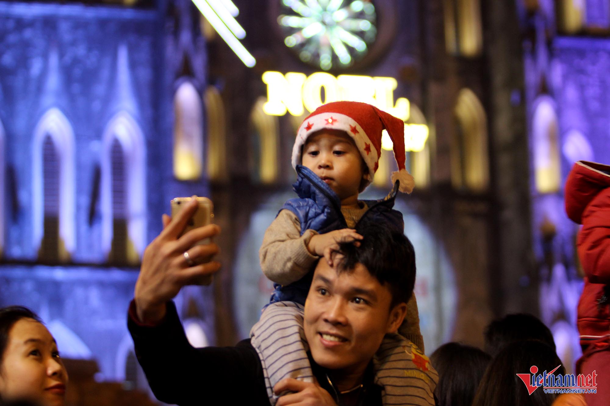 Nghìn người đi chơi Noel sớm, phố Hà Nội tắc cứng